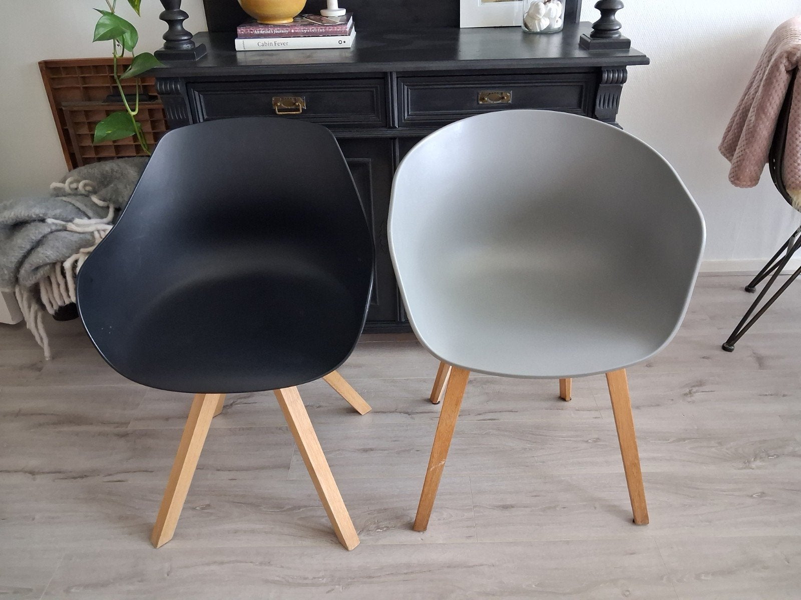 2 kunsstof kuipstoeltjes met houten onderstel, zwart & grijs, Ophalen, Gebruikt, Zwart, Twee