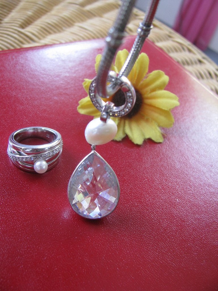 Merii * FRAAI SET * ring + hanger * z.w. parel & blingbling, Met strass, 20 of groter, Ophalen of Verzenden, Zo goed als nieuw