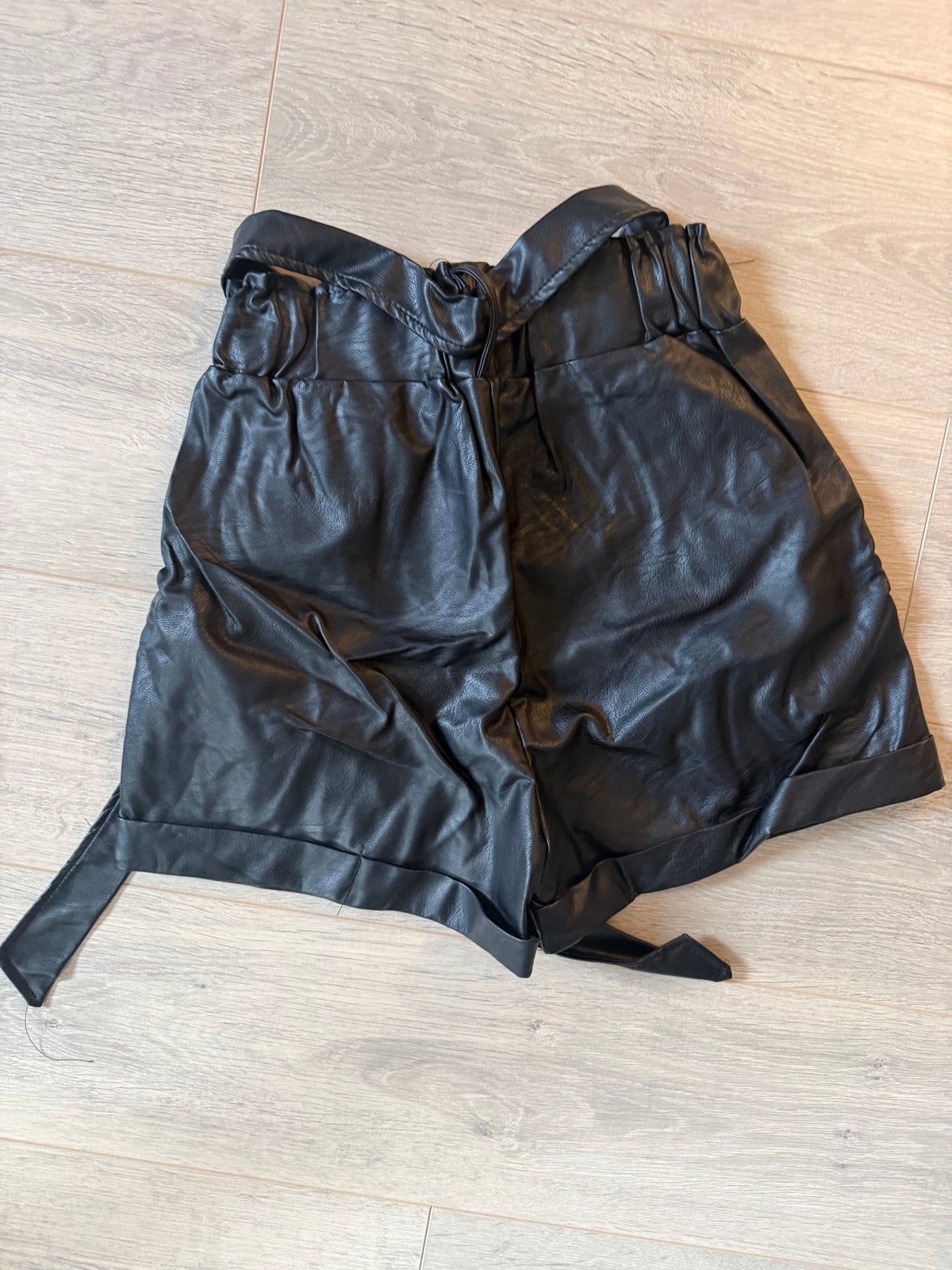 Zwarte leren shorts met strikceintuur - LOEKAY, Kort, Zwart, Ophalen of Verzenden, Zo goed als nieuw
