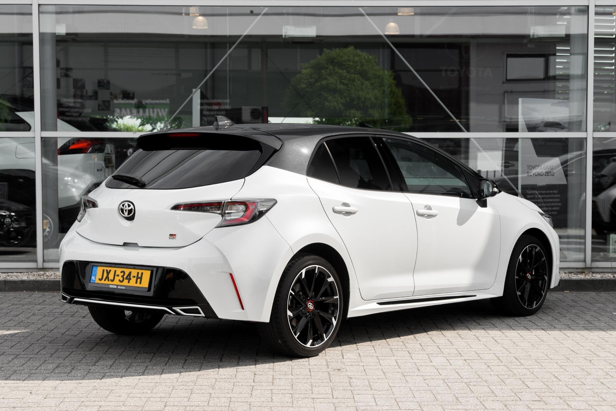 Toyota Corolla Hybrid 140 GR Sport, Auto's, 450 kg, Gebruikt, 4 cilinders, Wit