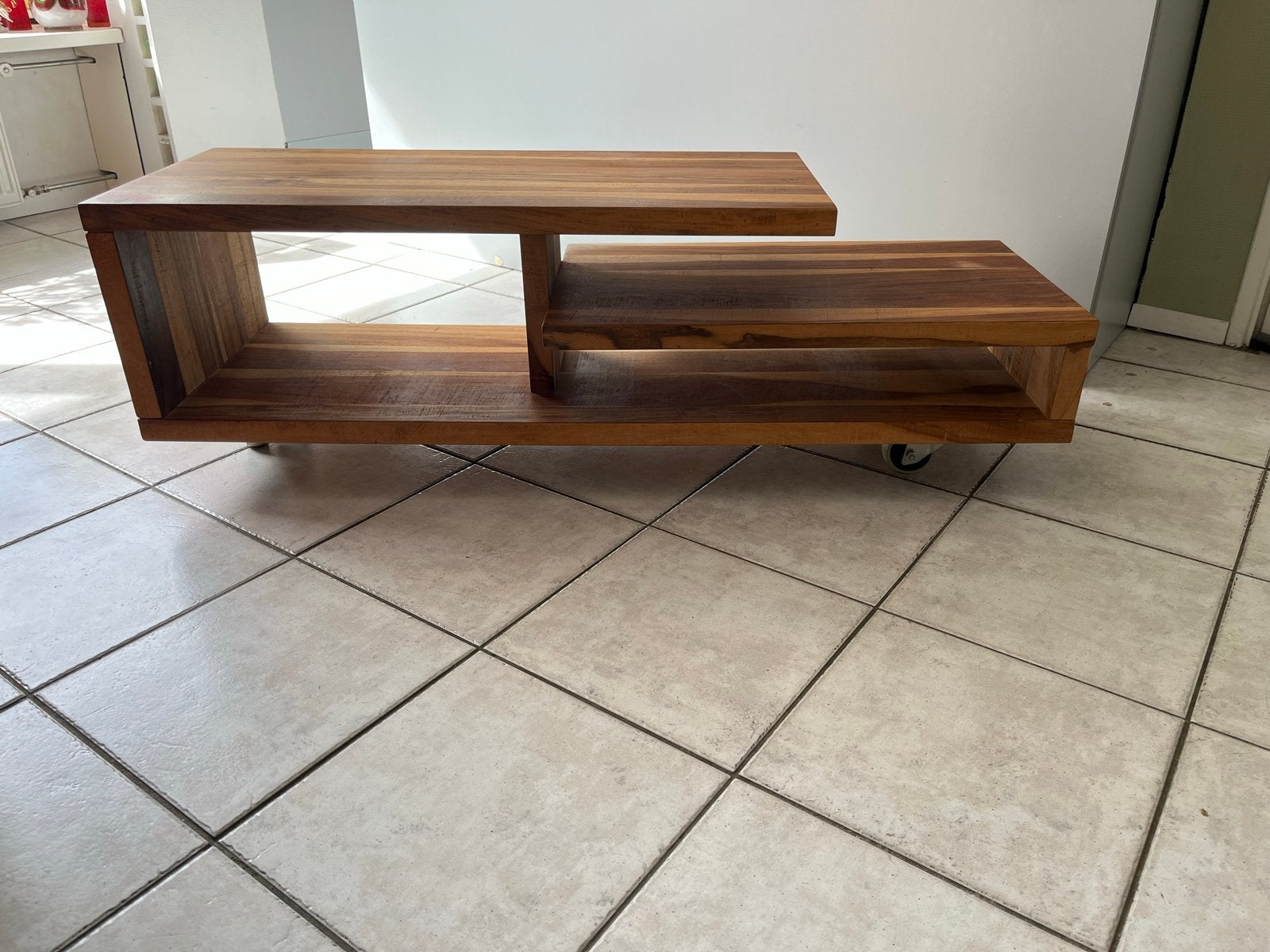 Massief Teakhouten Salontafel/TV-meubel op wielen, Ophalen, Minder dan 50 cm, Gebruikt, 100 tot 150 cm
