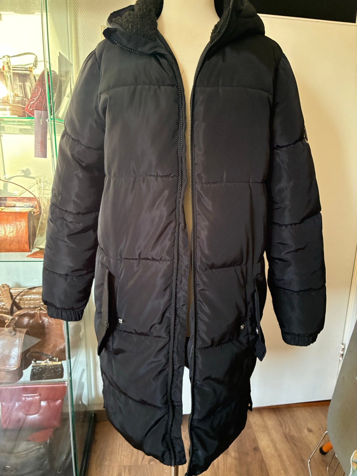 Zwarte gewatteerde jas met capuchon - WE Fashion, Ophalen of Verzenden, Zo goed als nieuw, Maat 42/44 (L), Zwart