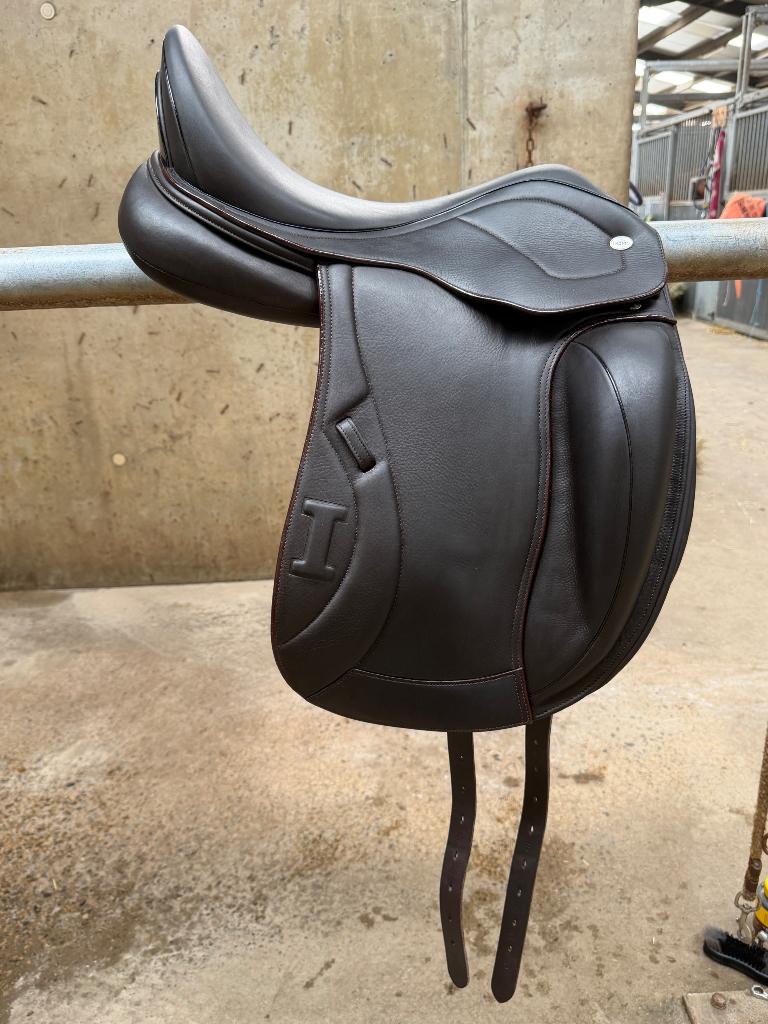 Prachtig IKONIC Evolution mono flap dressuurzadel, Dieren en Toebehoren, Paarden en Pony's | Zadels, Ophalen, Zo goed als nieuw