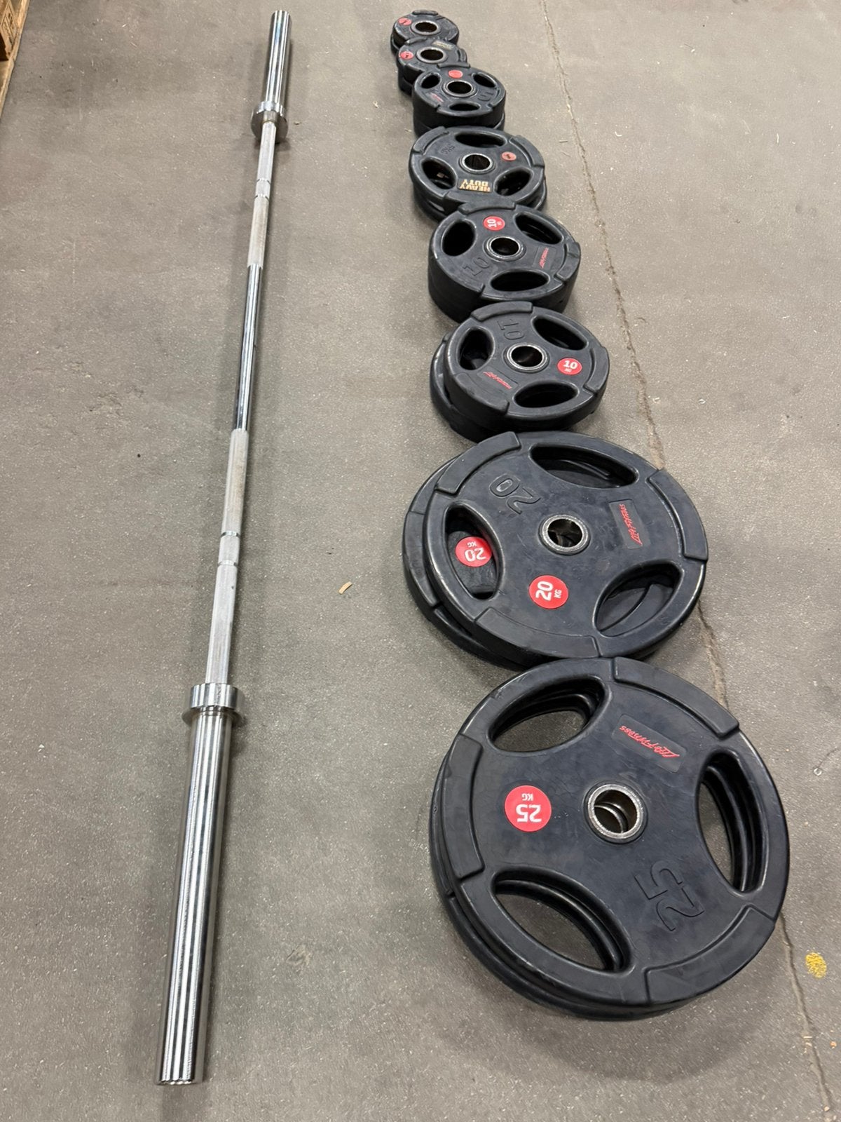 157,5kg Life Fitness Gewichten + Olympische Barbell