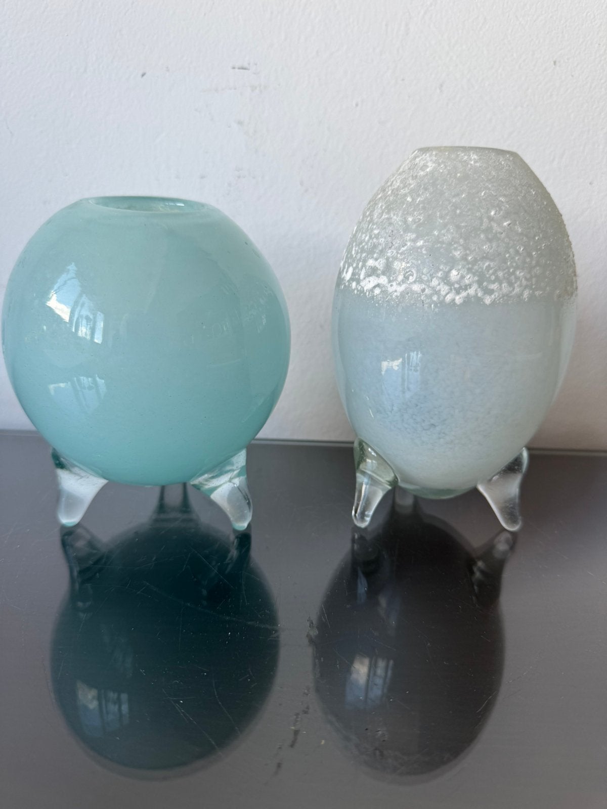 Twee lichtblauwe Dutz vaasjes, Overige kleuren, Ophalen of Verzenden, Minder dan 50 cm, Glas