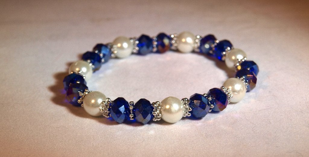 armband van blauwe facetkralen en witte parels op elastiek, Ophalen of Verzenden, Nieuw, Overige kleuren, Overige materialen