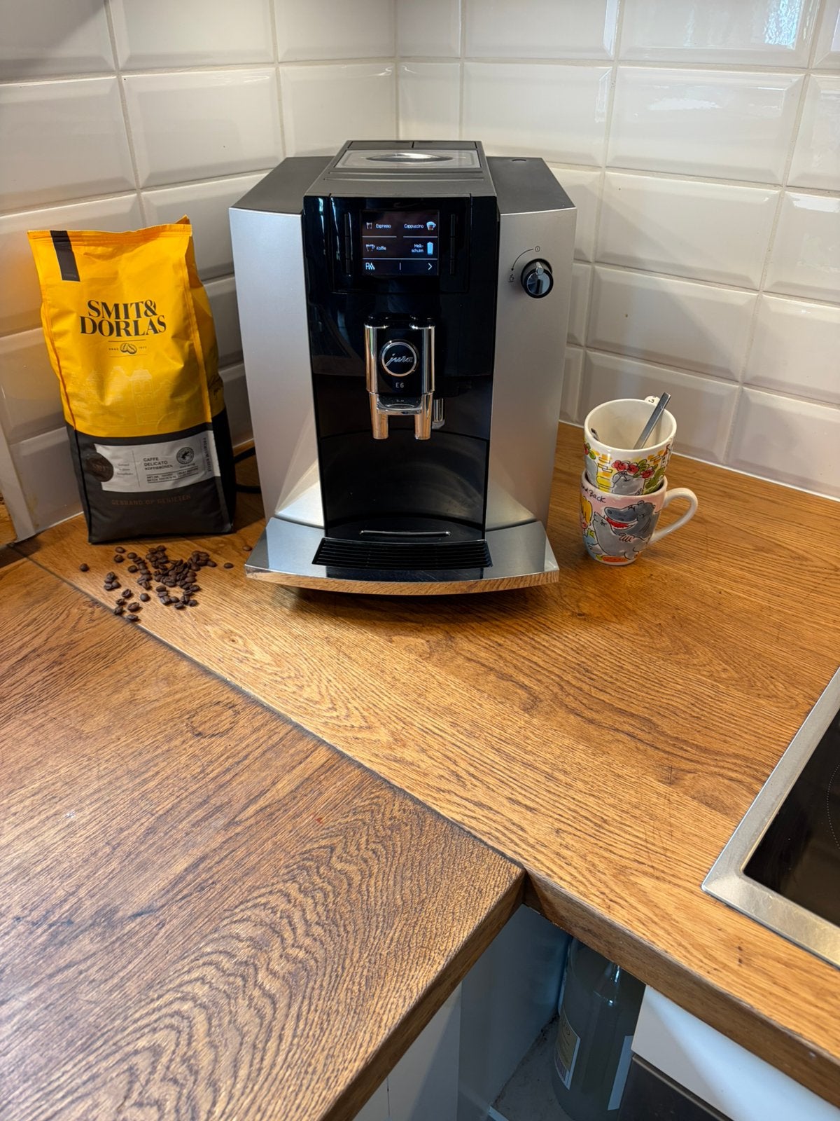 Zeer mooie Jura E6 Premium beurt+ nieuwe maalschijven, 10 kopjes of meer, Ophalen of Verzenden, Zo goed als nieuw, Koffiemachine