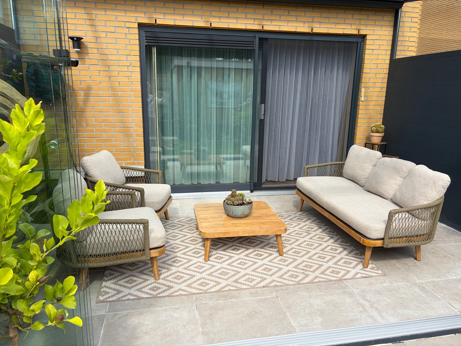 Stijlvolle loungeset met bank, twee stoelen en salontafel, Ophalen, 4 zitplaatsen, Zo goed als nieuw, Loungeset