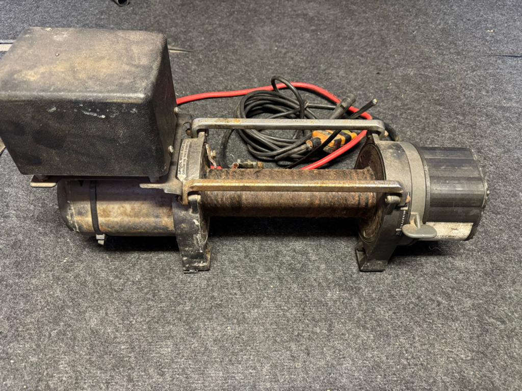 Lier 12 volt 4500kg, Doe-het-zelf en Verbouw, Lieren en Takels, Ophalen, Gebruikt, Elektrisch