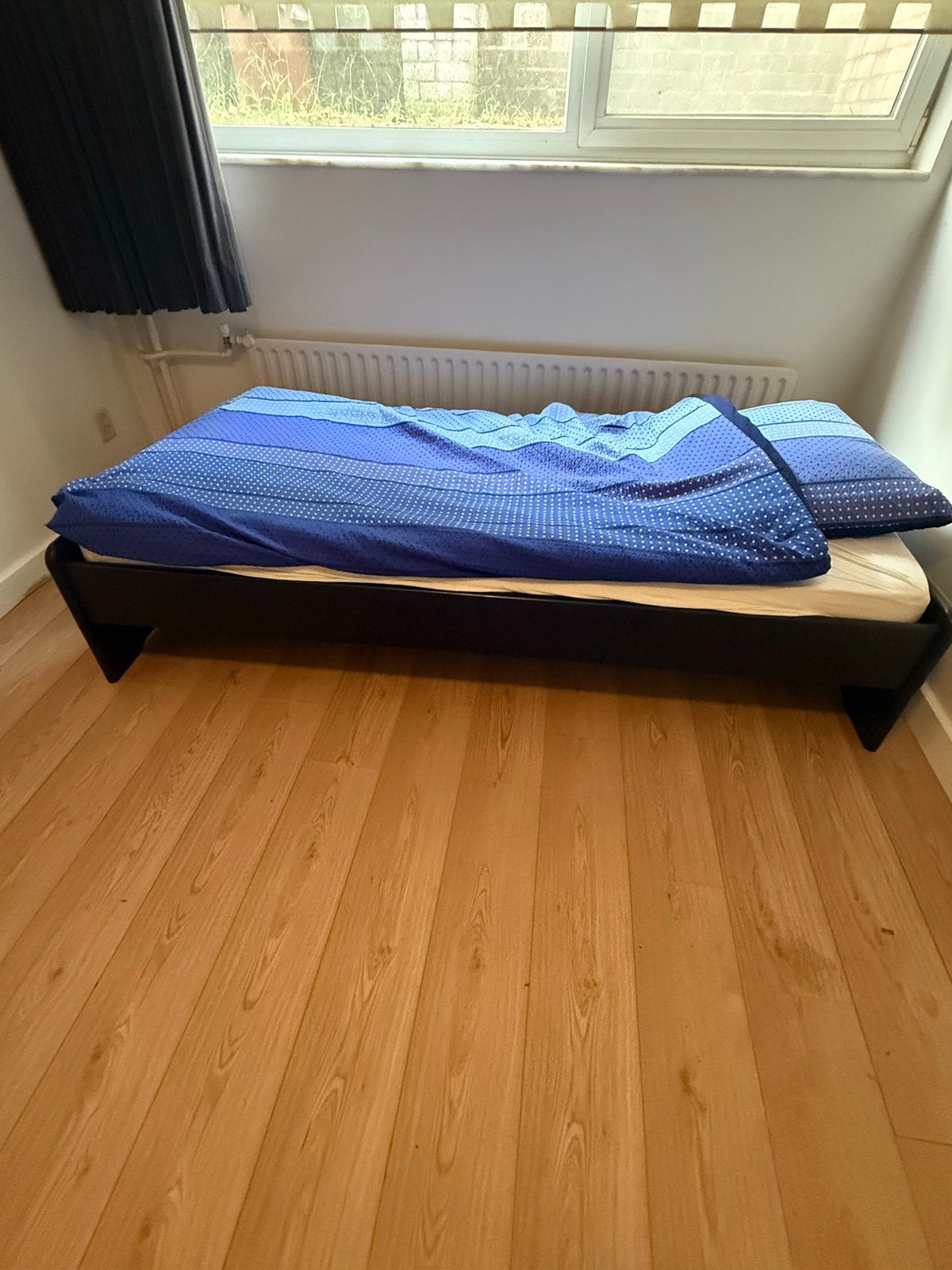 Eenpersoonsbed met lattenbodem en matras, Huis en Inrichting, Ophalen, Eenpersoons, Zwart, 200 cm
