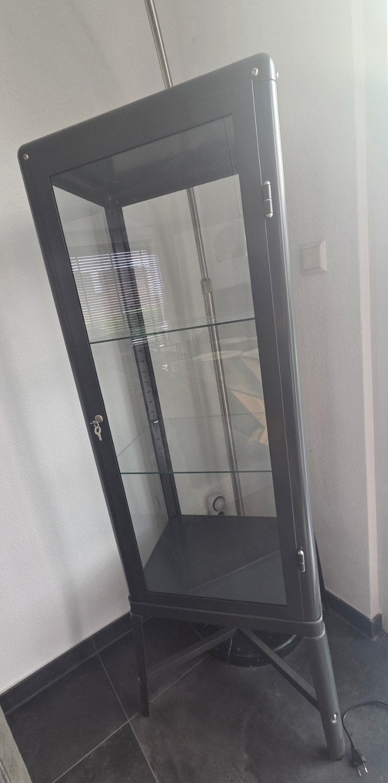 IKEA FABRIKÖR Vitrinekast - Donkergrijs, Huis en Inrichting, Kasten | Vitrinekasten, Ophalen, 50 tot 100 cm, Glas, Modern industrieel