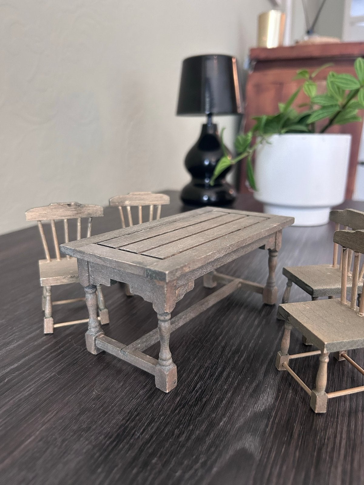 Poppenhuis eettafel met 4 stoelen - 1/12 schaal, Ophalen of Verzenden, Nieuw