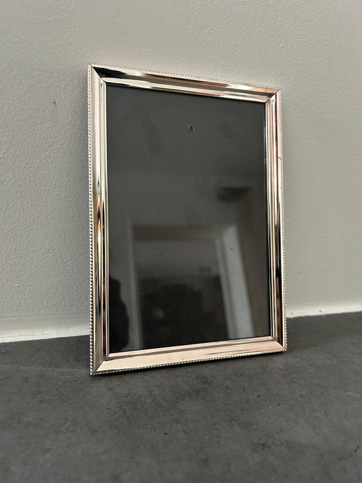 Zilverkleurige fotolijst met kralenrand, Ophalen of Verzenden, Zo goed als nieuw, Metaal of Aluminium, Minder dan 50 cm