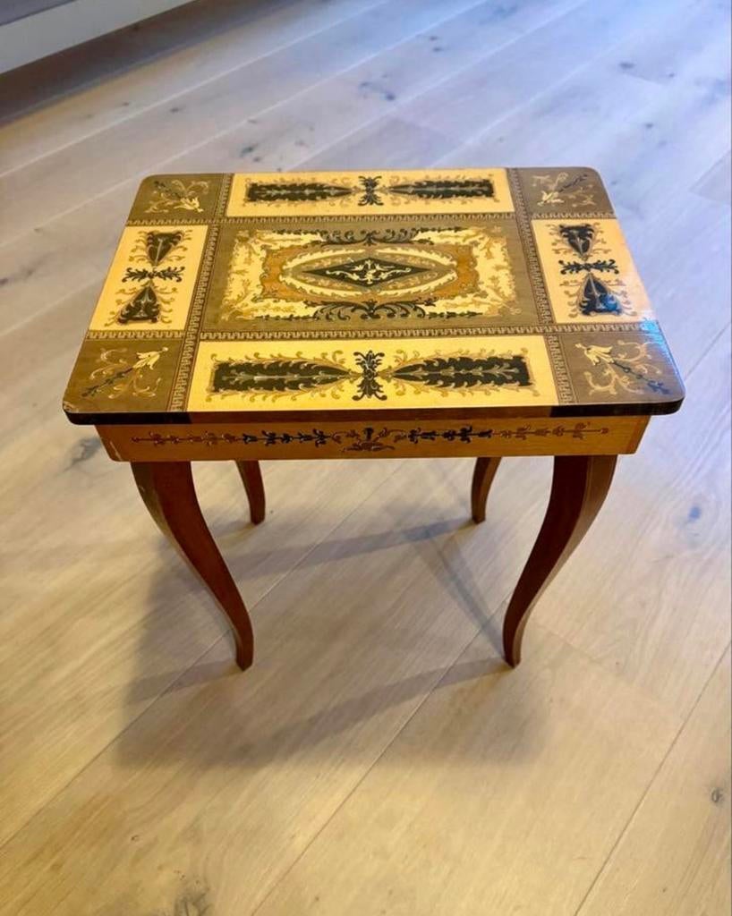 Vintage bijzettafeltje met muziekdoos, Antiek en Kunst, Antiek | Meubels | Tafels, Ophalen