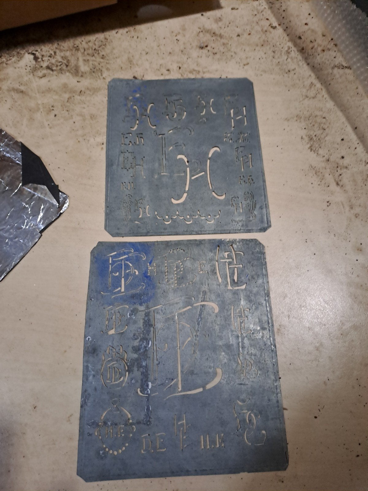 Set van 2 antieke metalen sjablonen met letters en symbolen, Ophalen of Verzenden