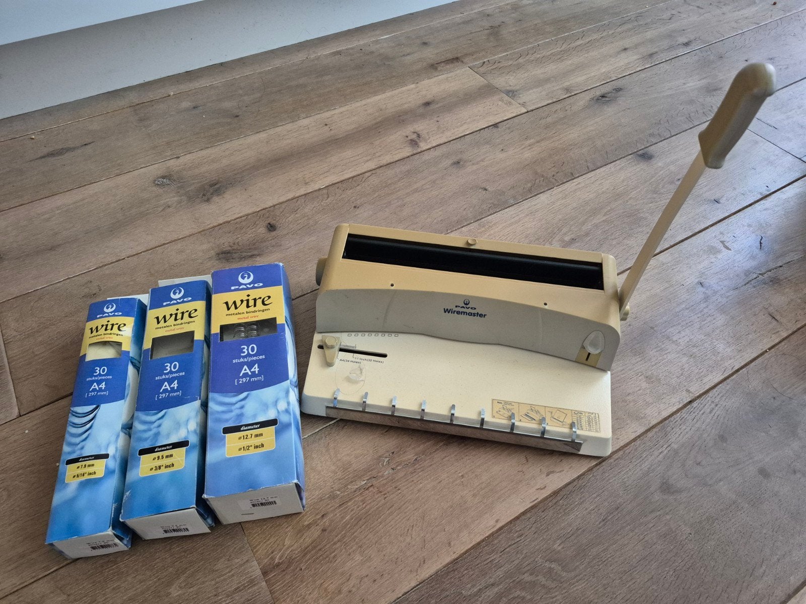 Pavo Wiremaster bindmachine met 3 dozen bindringen A4, Hobby en Vrije tijd, Knutselen, Gereedschap of Toebehoren, Ophalen