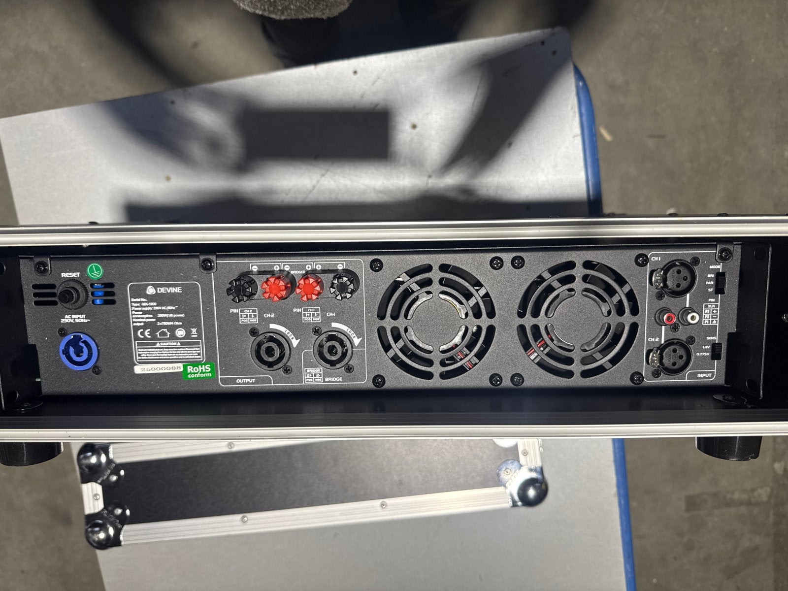 Devine MX-1000 Versterker in Flightcase, Ophalen of Verzenden, Gebruikt, Minder dan 500 watt, P.A.