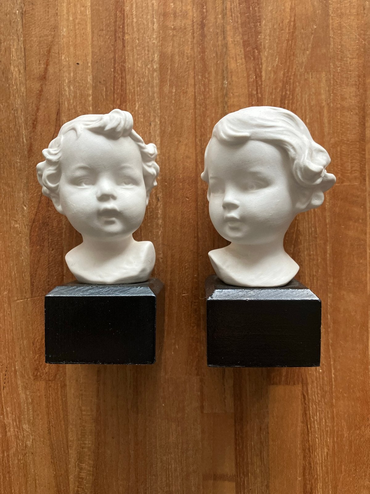 2 Goebel kinderkopjes, porselein., Groep mensen, Minder dan 20 cm, Buste, Ophalen of Verzenden