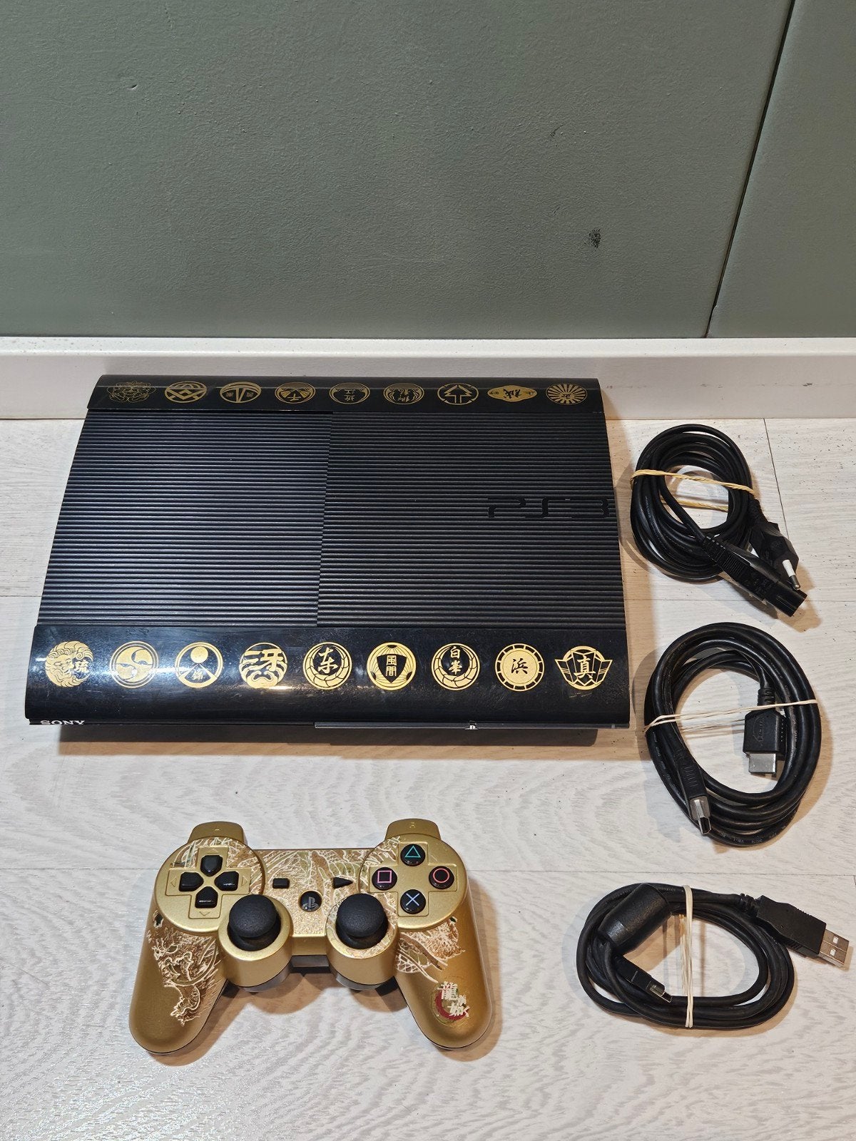 Sony PS3 Super Slim Yakuza 5 Emblem Edition, Spelcomputers en Games, Ophalen of Verzenden, Zo goed als nieuw, Met 1 controller