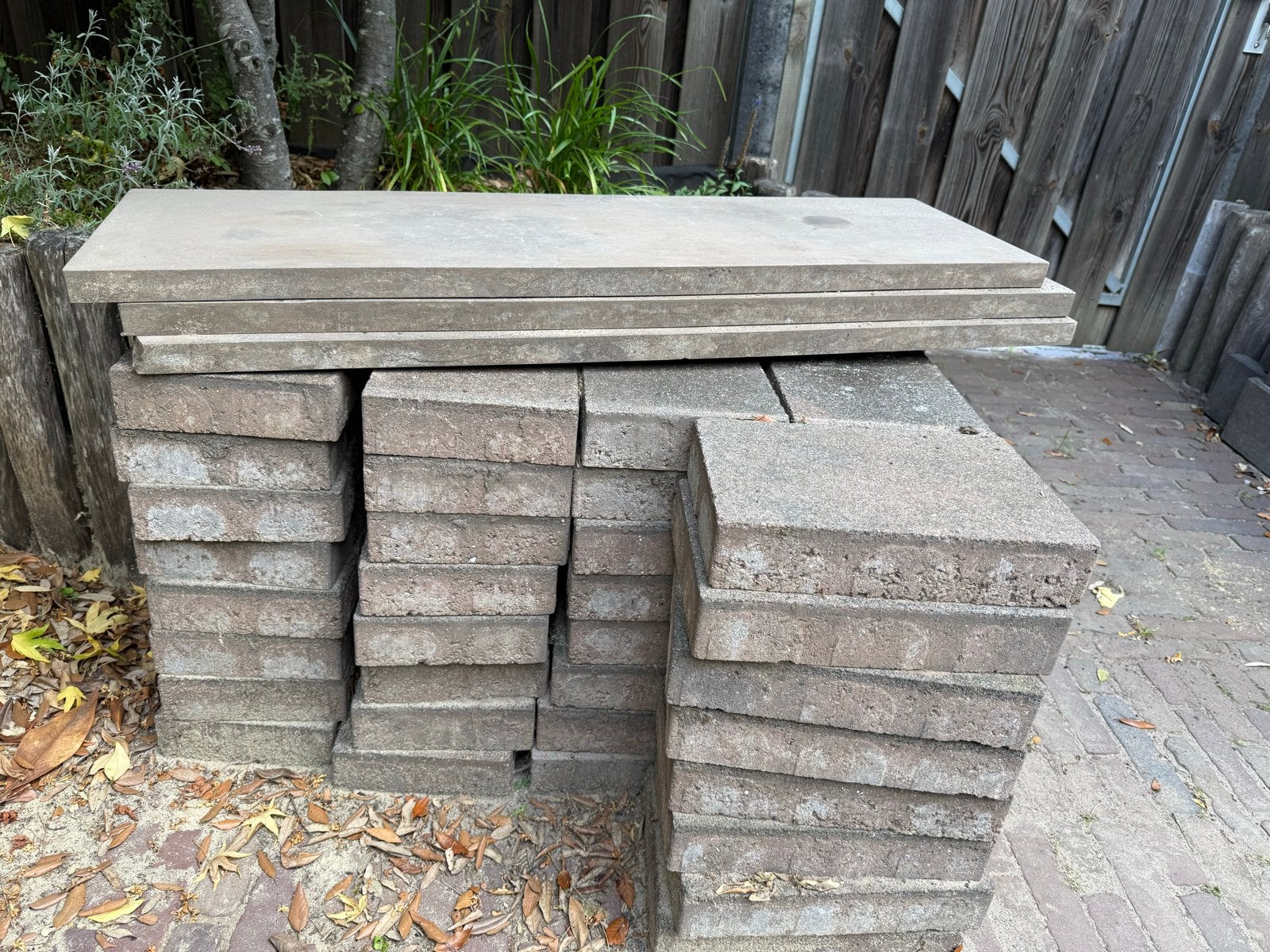 Tegels, staptegels en opsluitbanden - diverse maten, Ophalen, Gebruikt, 5 tot 10 m², 20 tot 40 cm