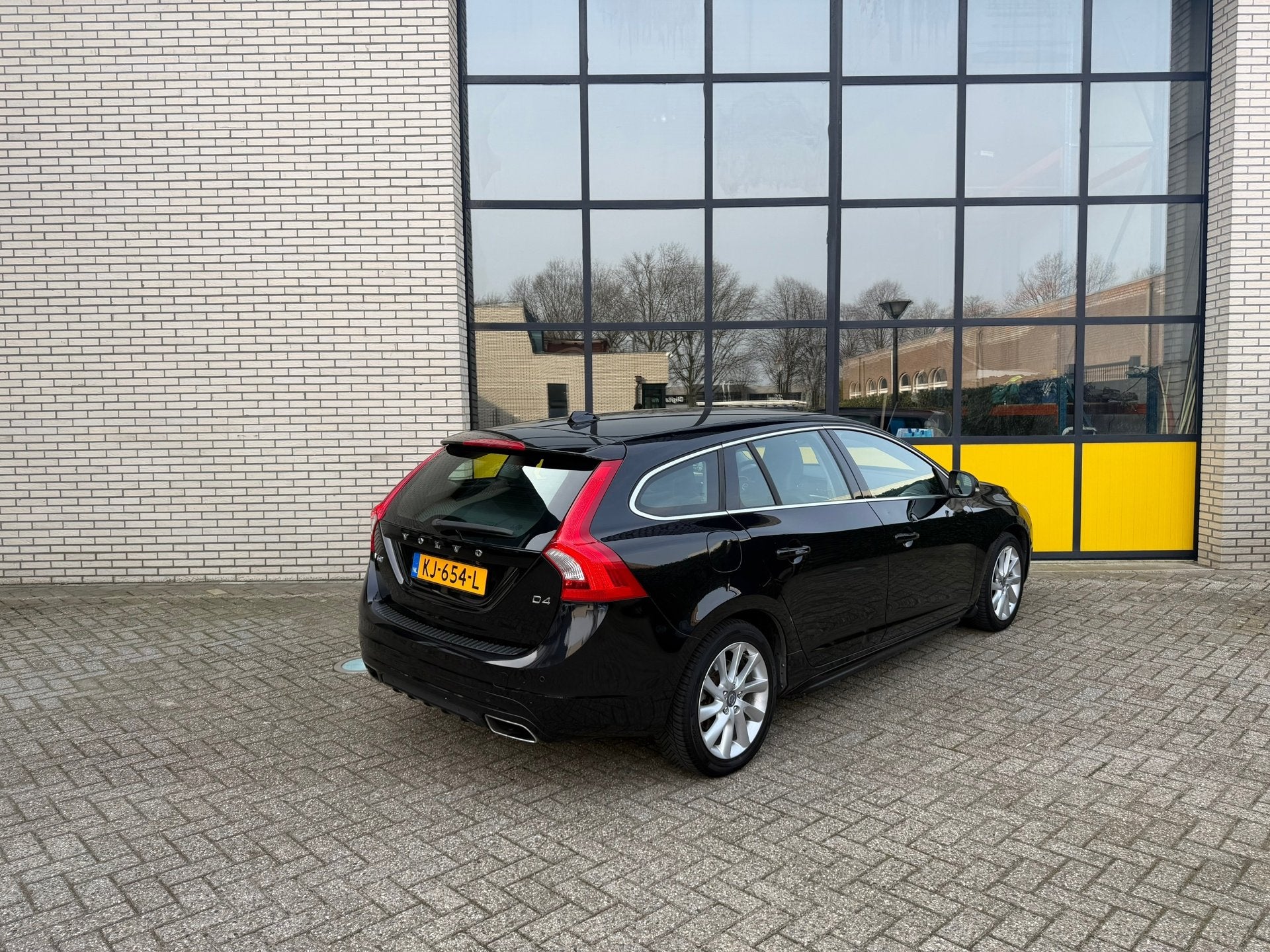 Volvo V60 2.0 D4 Momentum, Auto's, 4 cilinders, Diesel, 168 €/maand, 750 kg