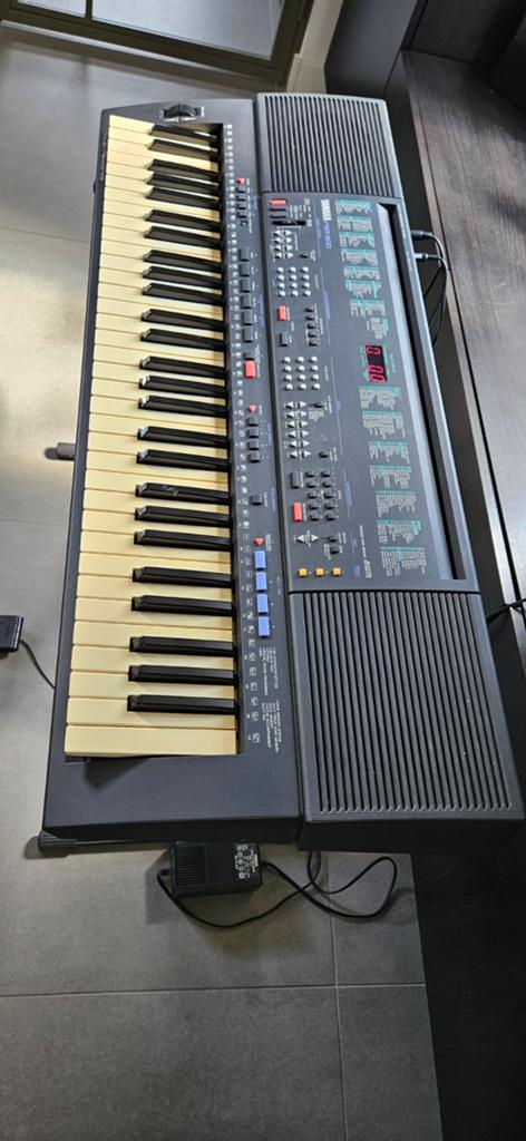 Yamaha PSR-500 Keyboard met standaard en hoes, Muziek en Instrumenten, Keyboards, Ophalen, Yamaha, Met standaard, 61 toetsen