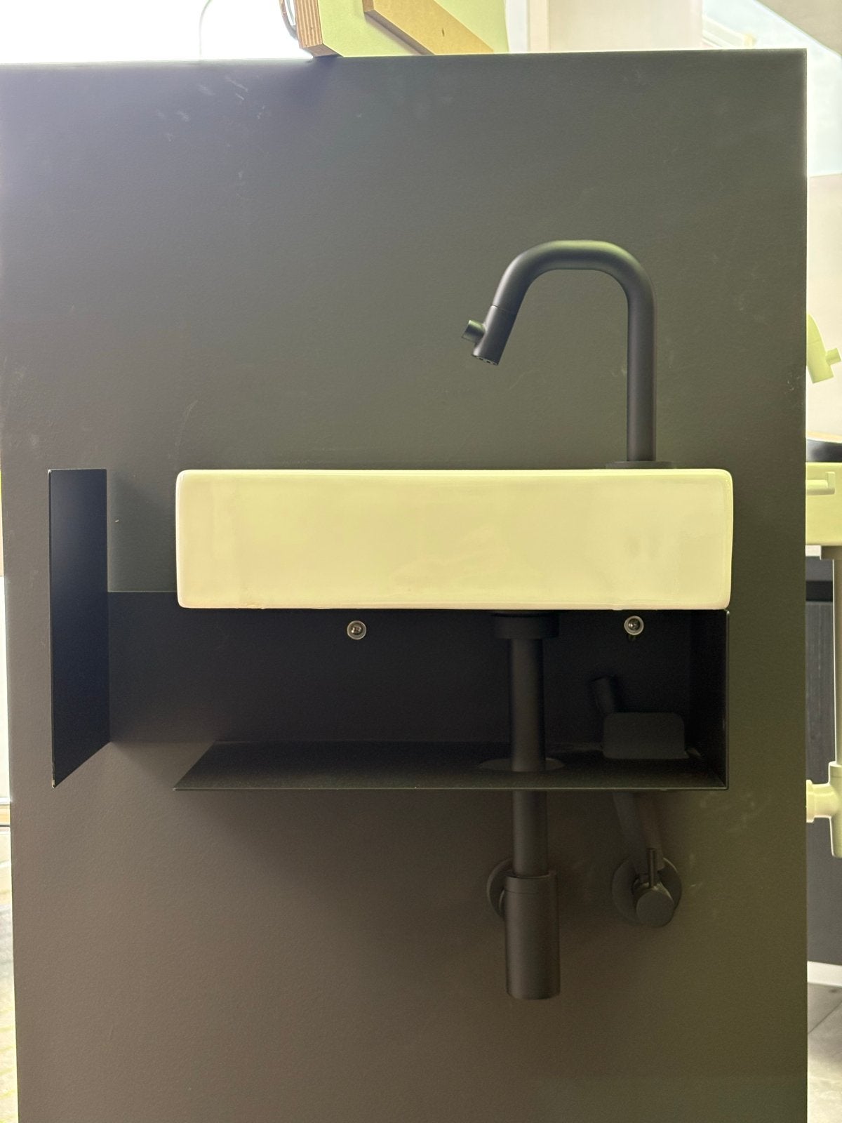 Clou wastafel met kraan - Showroommodel, Doe-het-zelf en Verbouw, Sanitair, Ophalen of Verzenden, Zo goed als nieuw, Steen, Wastafel