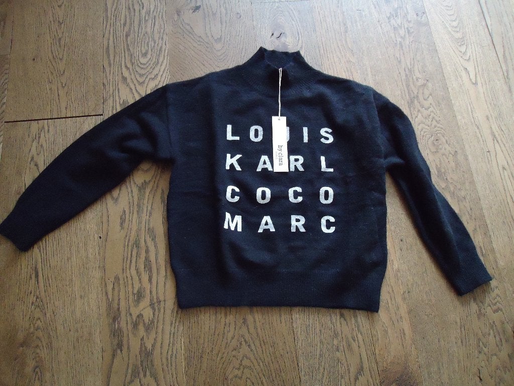 Nieuw zwart By Clara truitje met tekst M/L, Maat 38/40 (M), Zwart, Nieuw, Ophalen of Verzenden