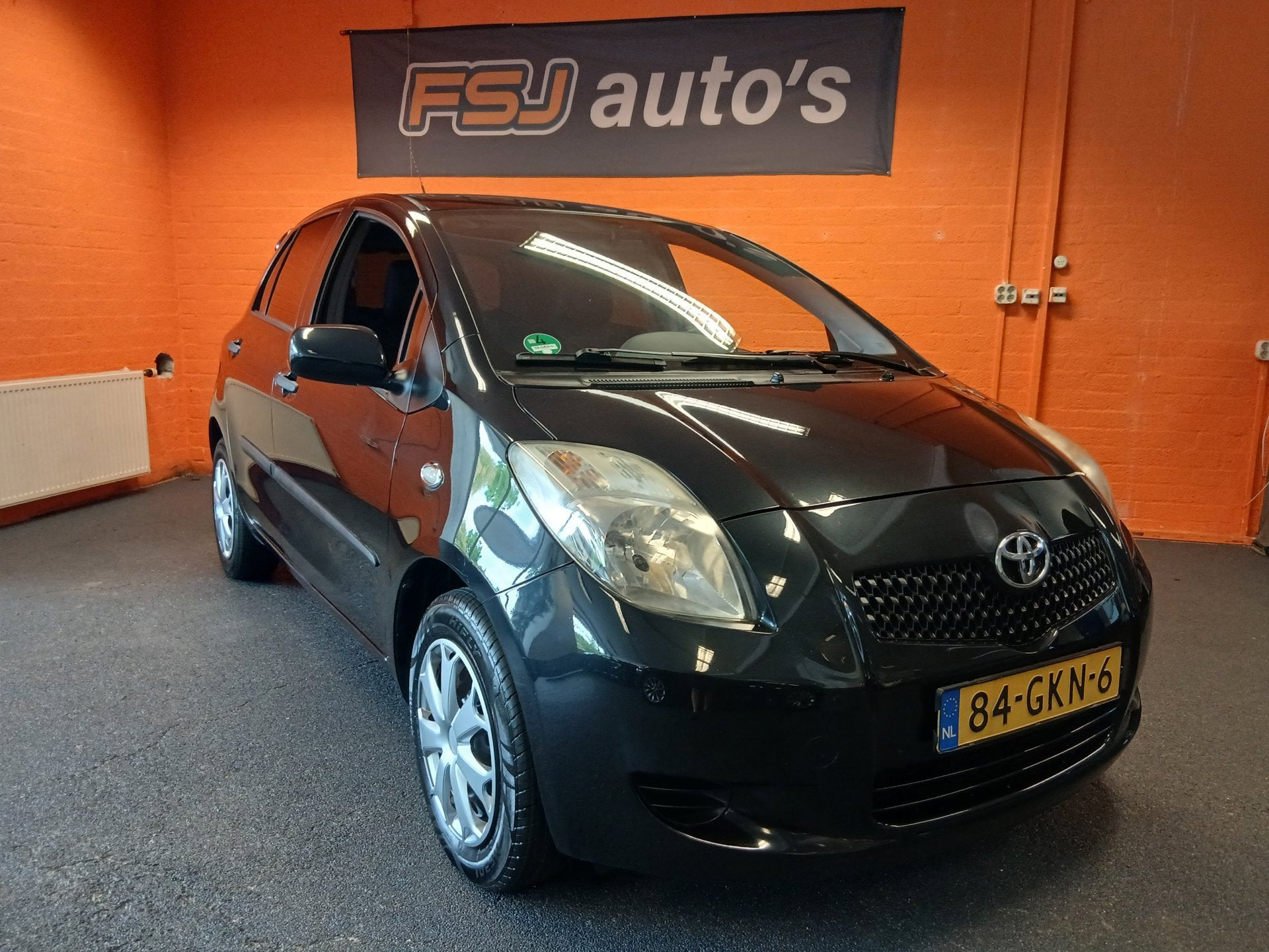 Toyota Yaris 1.0 VVTi + / 5 DEURS / SPORT / LEDER / TOPSTAAT, Auto's, Toyota, Voorwielaandrijving, Zwart, Bedrijf, Handgeschakeld