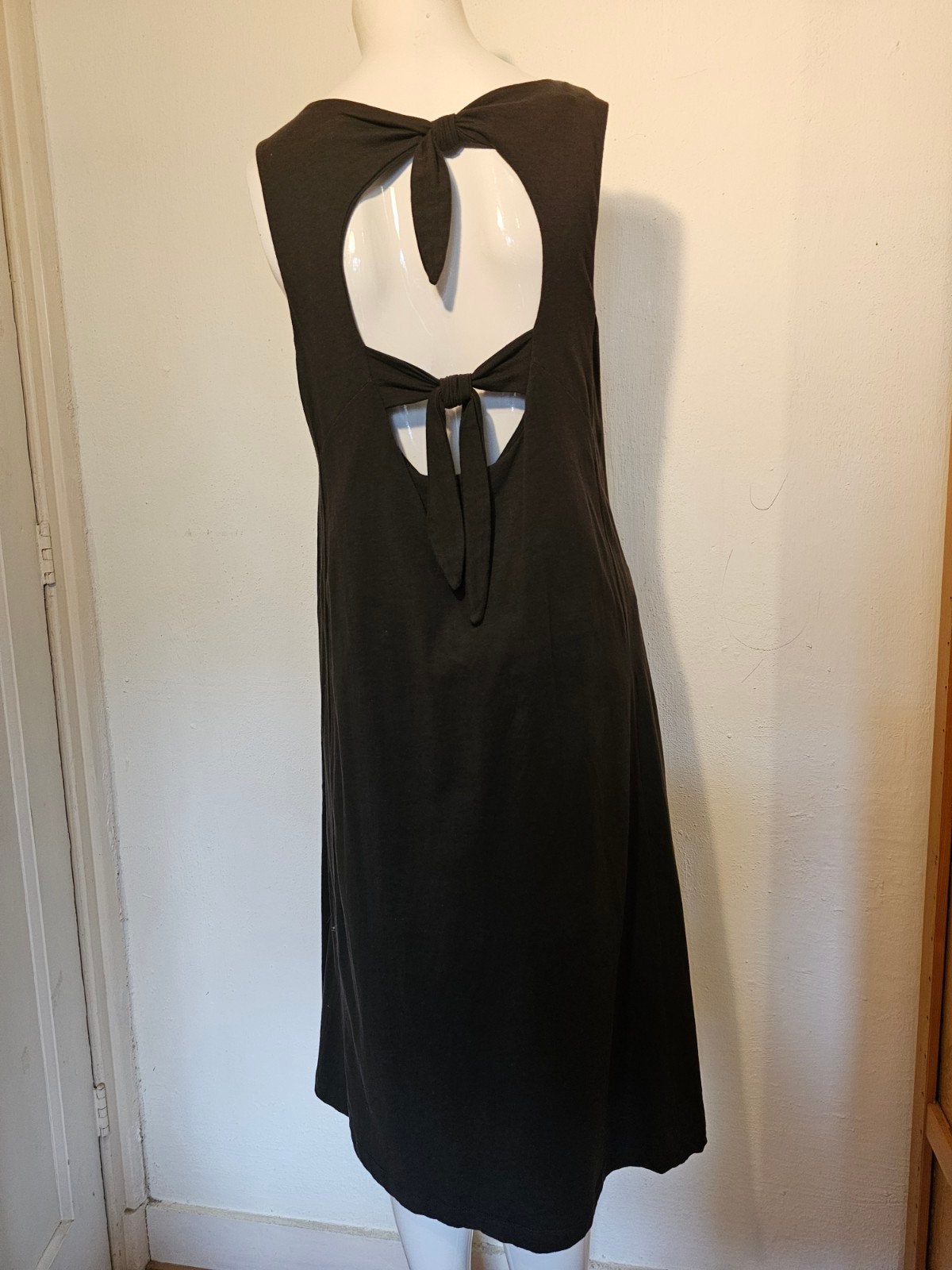 Zwarte jurk met open rug en strikdetails maat M/L katoen, Kleding | Dames, Maat 38/40 (M), Bruin, Ophalen of Verzenden, Onder de knie