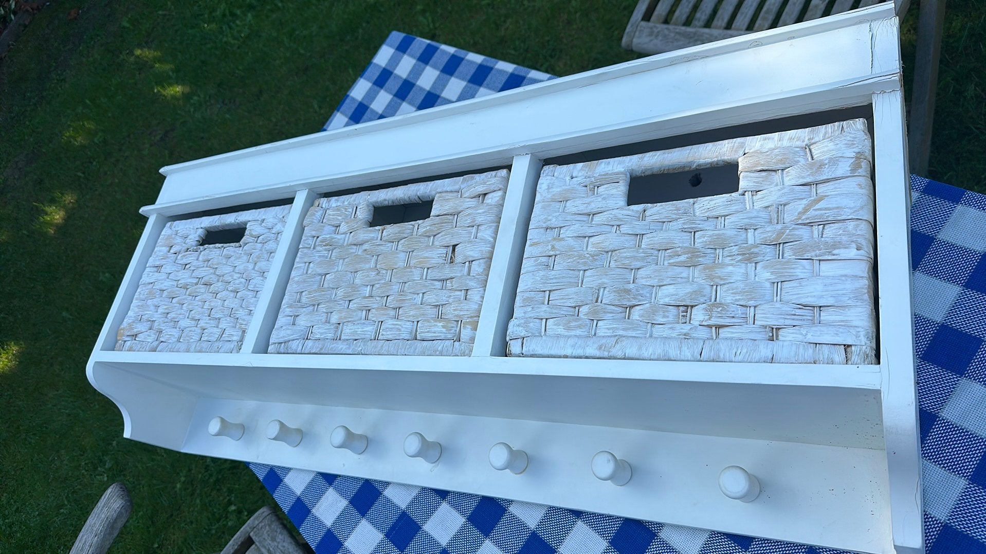 Witte wandkapstok met rieten mandjes en haakjes, Huis en Inrichting, Ophalen, Hout, Gebruikt, Landelijk