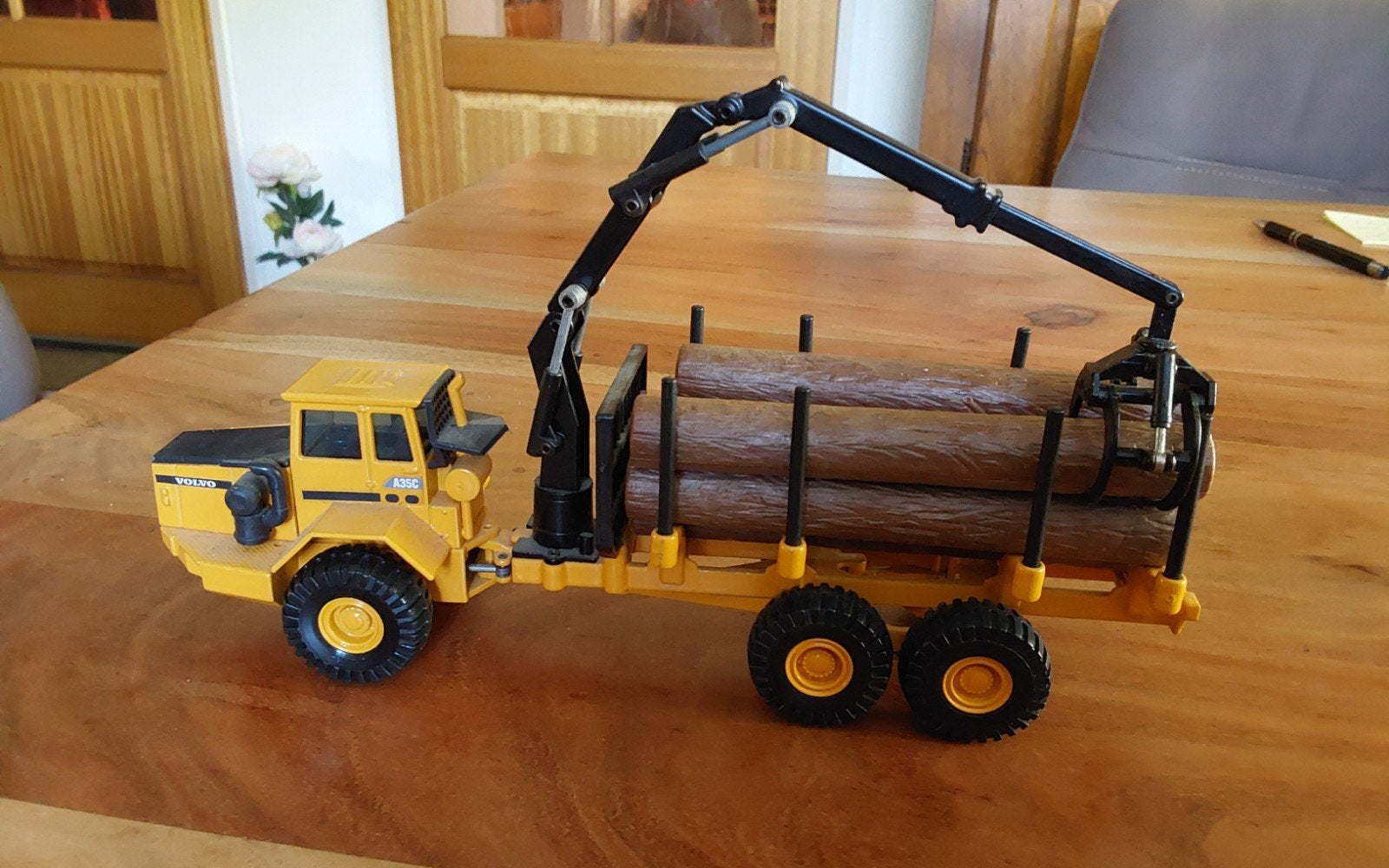 Model.joal 170 schaal.1:50 volvo A35C Bosbouwvrachtwagen, Ophalen of Verzenden, Zo goed als nieuw, Hijskraan, Tractor of Landbouw