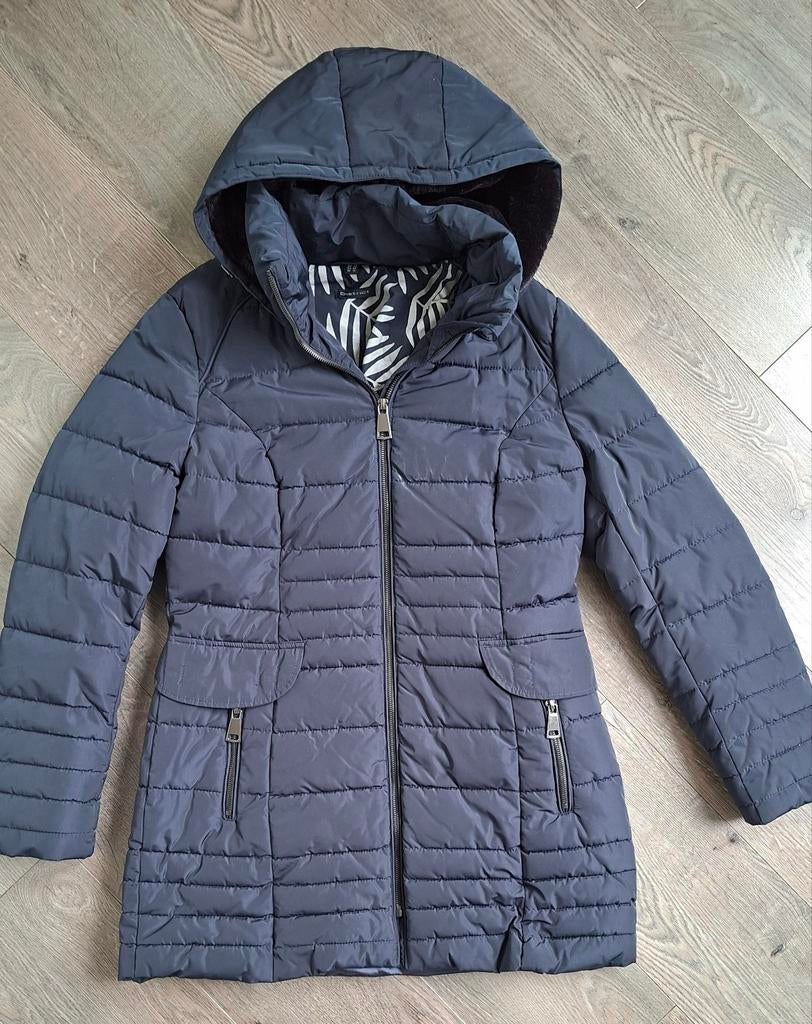 Te koop z.g.a.n District blauwe gewatteerde jas mt 40, Maat 38/40 (M), Blauw, Ophalen of Verzenden, Zo goed als nieuw