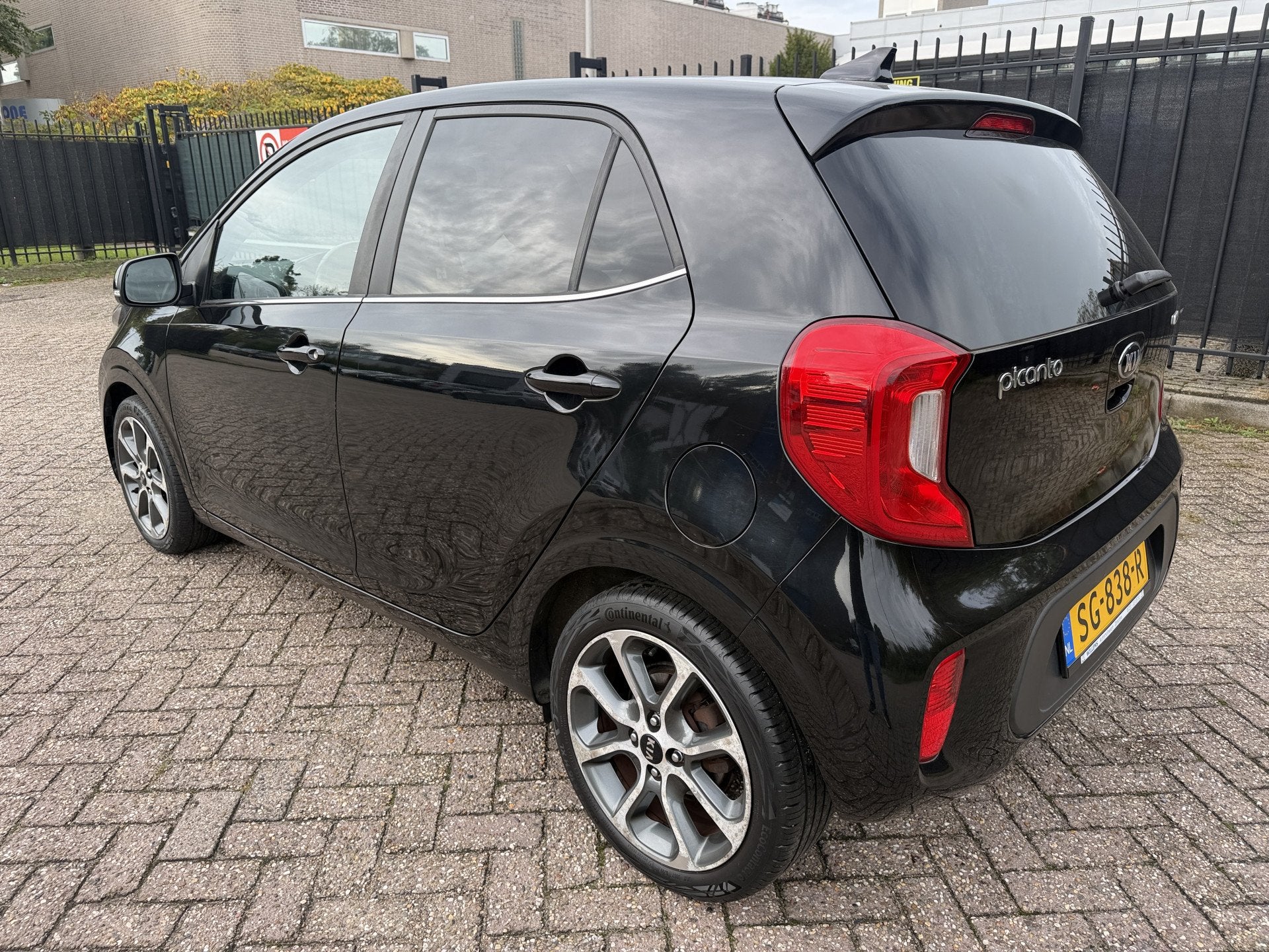 Kia Picanto 1.0 CVVT Colour Edition Carplay/Leer/Led/Camera/, Voorwielaandrijving, Gebruikt, 4 stoelen, Zwart