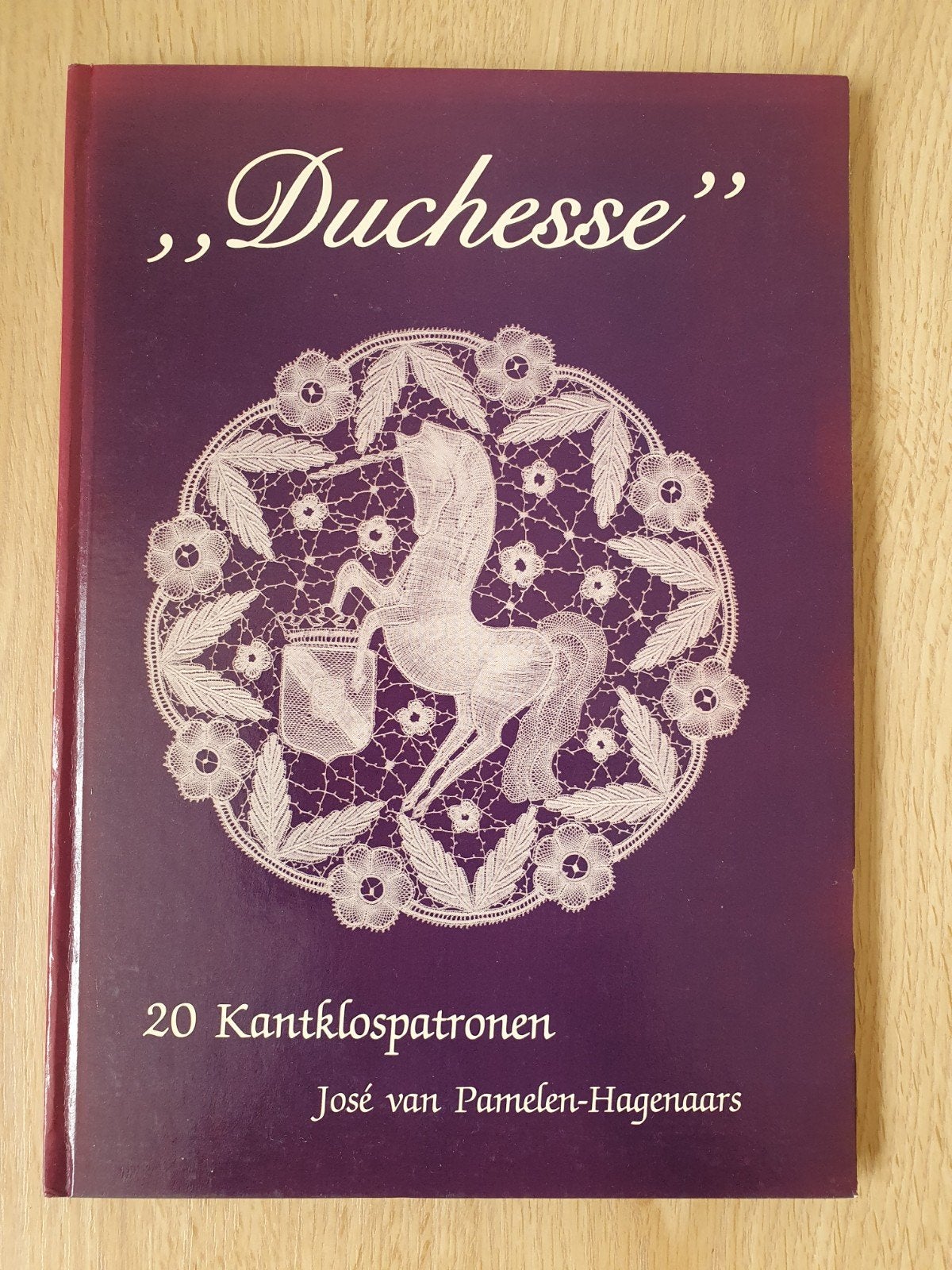 Duchesse kant, Ophalen of Verzenden, Zo goed als nieuw
