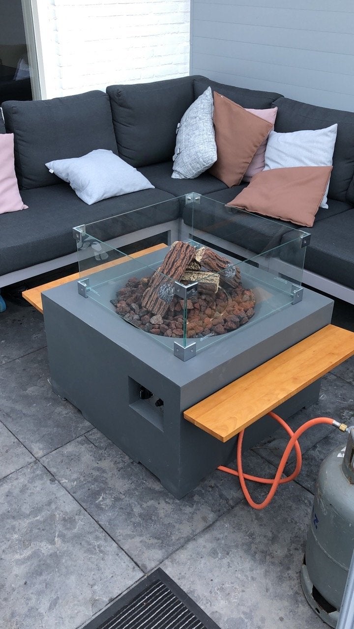 Moderne vuurtafel met glazen ombouw en houtblokken, Ophalen, Zo goed als nieuw, Vuurkorf
