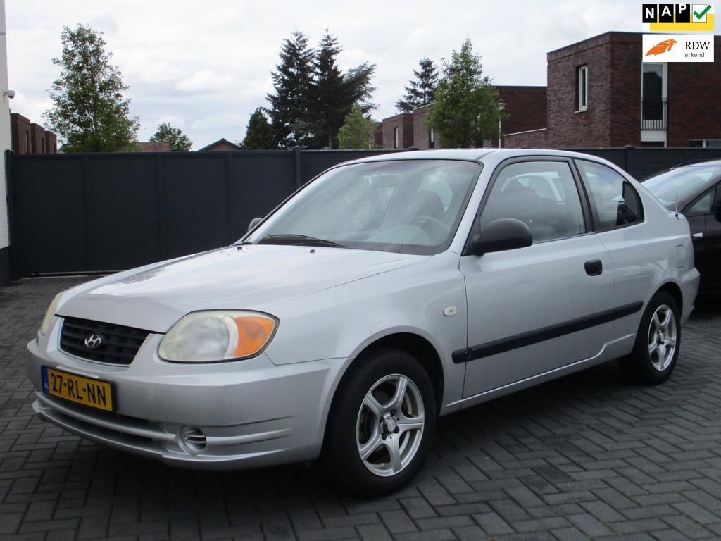Hyundai Accent 1.3i GL Airco !, Auto's, Voorwielaandrijving, Metallic lak, Zwart, 4 cilinders