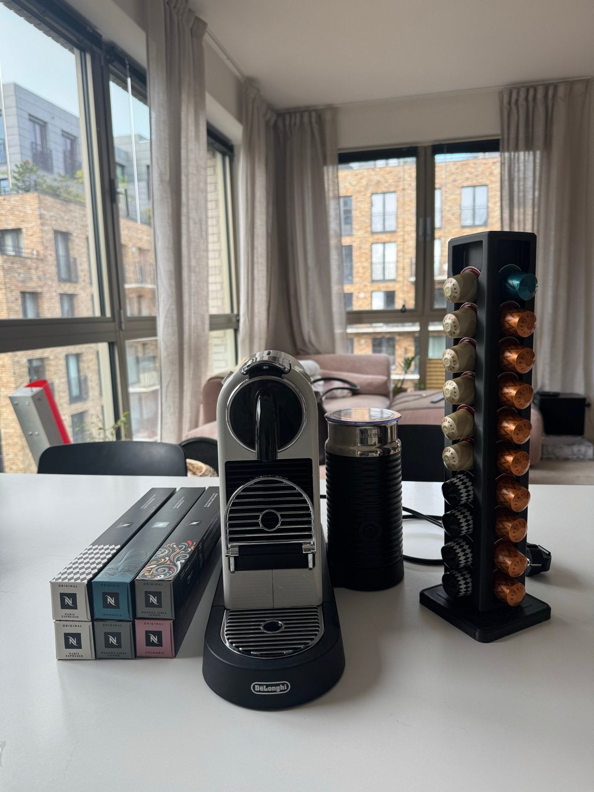 Nespresso De'Longhi Inissia met Aeroccino en capsules, Espresso apparaat, Ophalen of Verzenden, Zo goed als nieuw, 1 kopje