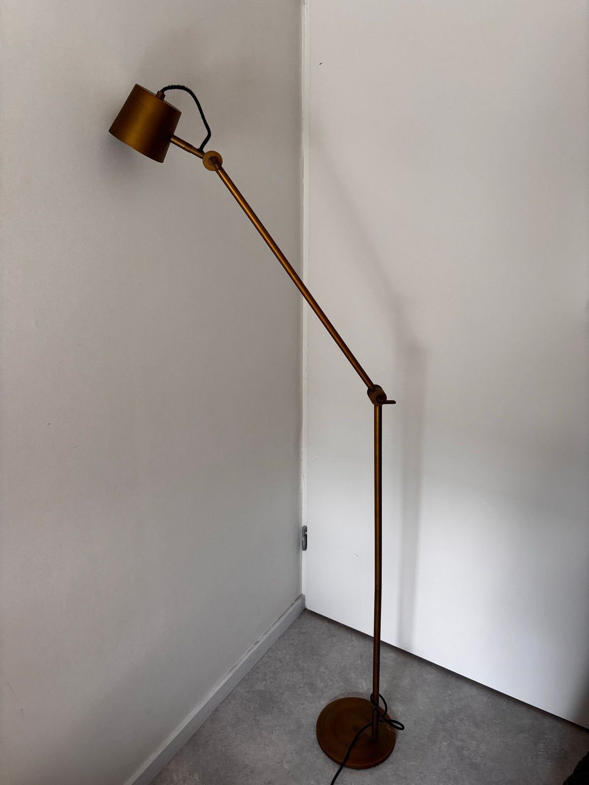 Verstelbare bronzen vloerlamp met industriële look, Ophalen of Verzenden, Gebruikt, Metaal, 150 tot 200 cm