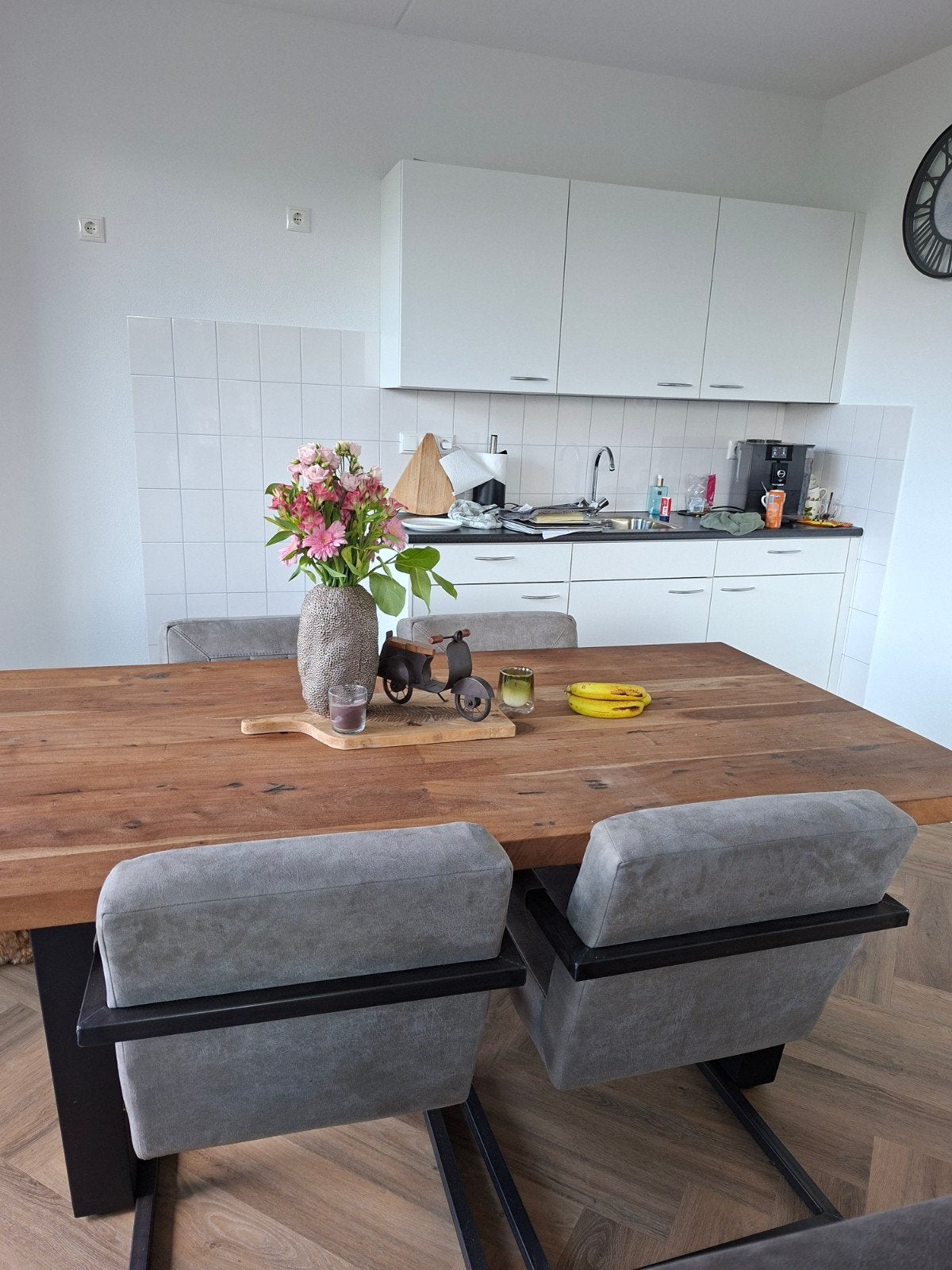 Kikar houten eettafel met stalen poten (incl. stoelen), Ophalen, 100 tot 150 cm, Zo goed als nieuw, Industriële