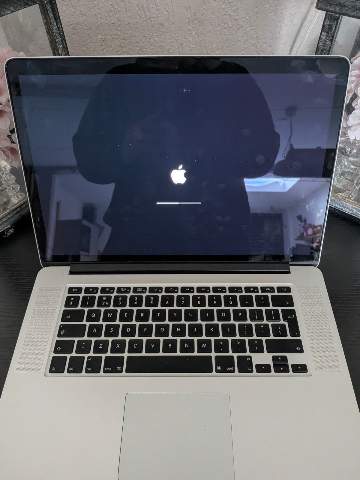 MacBook Pro 15 inch met nieuwe oplader in goede staat., Computers en Software, MacBook Pro, 256 GB, 2 tot 3 Ghz, 8 GB