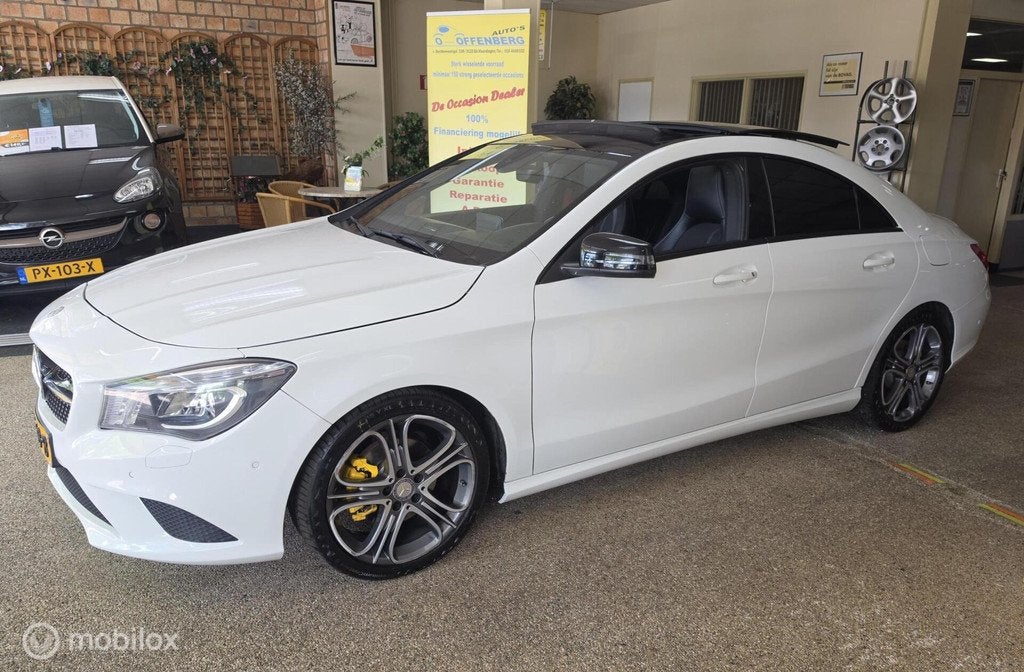 Mercedes CLA-klasse 180 OrangeArt Edition Panoramadak, Auto's, Mercedes-Benz, Gebruikt, Euro 6, 4 cilinders, 715 kg