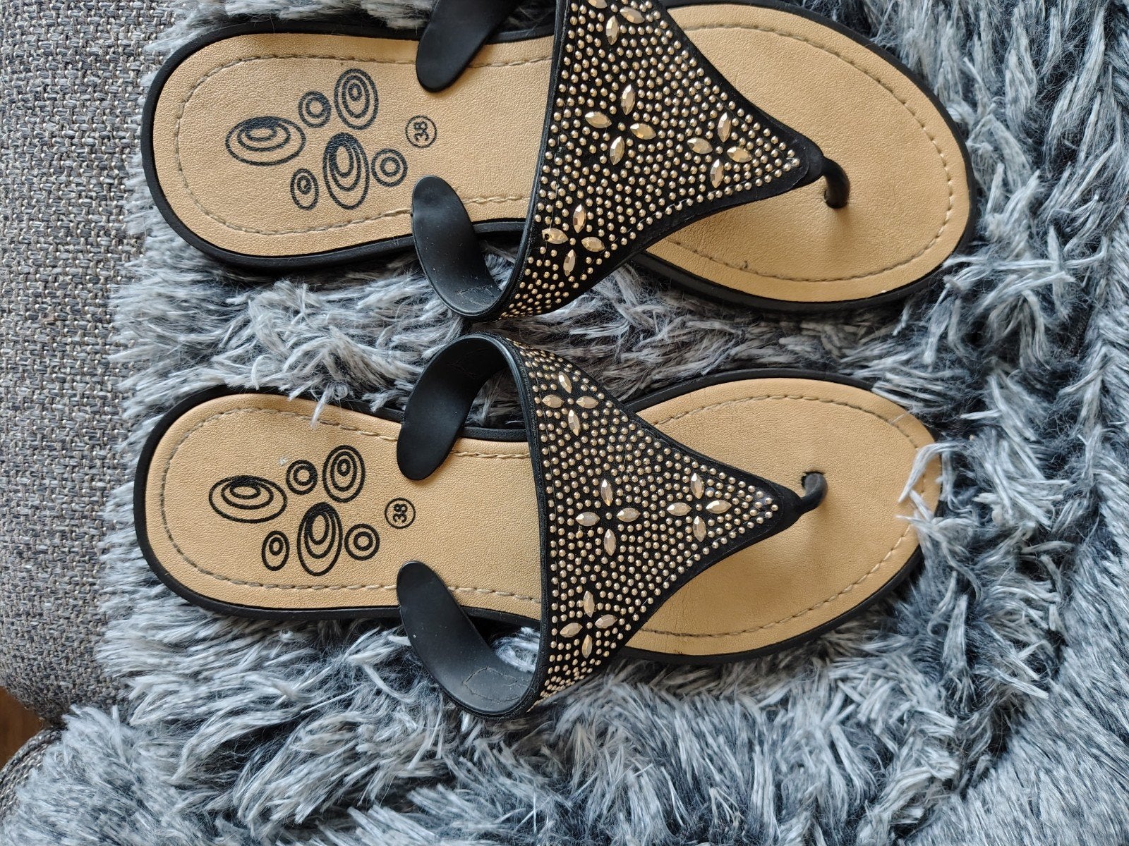 zwarte teenslippers met gouden details - Maat 38, Slippers, Zwart, Ophalen of Verzenden, Gedragen