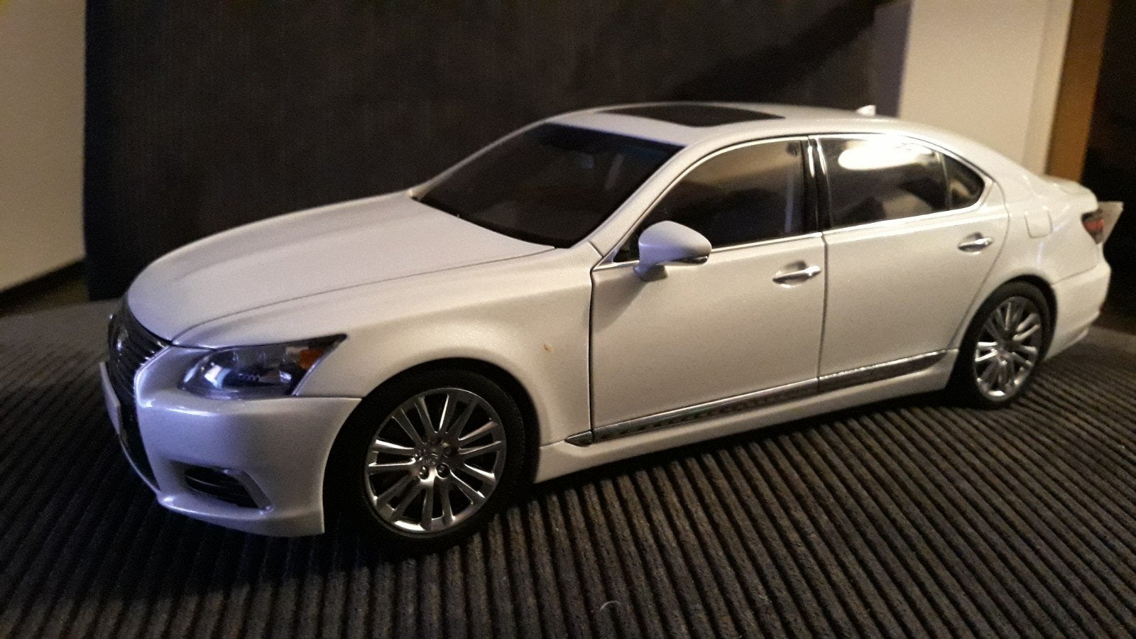 Autoart 788143 1/18 Lexus LS 600HL Signature wit, Ophalen of Verzenden, Zo goed als nieuw, Auto, Autoart