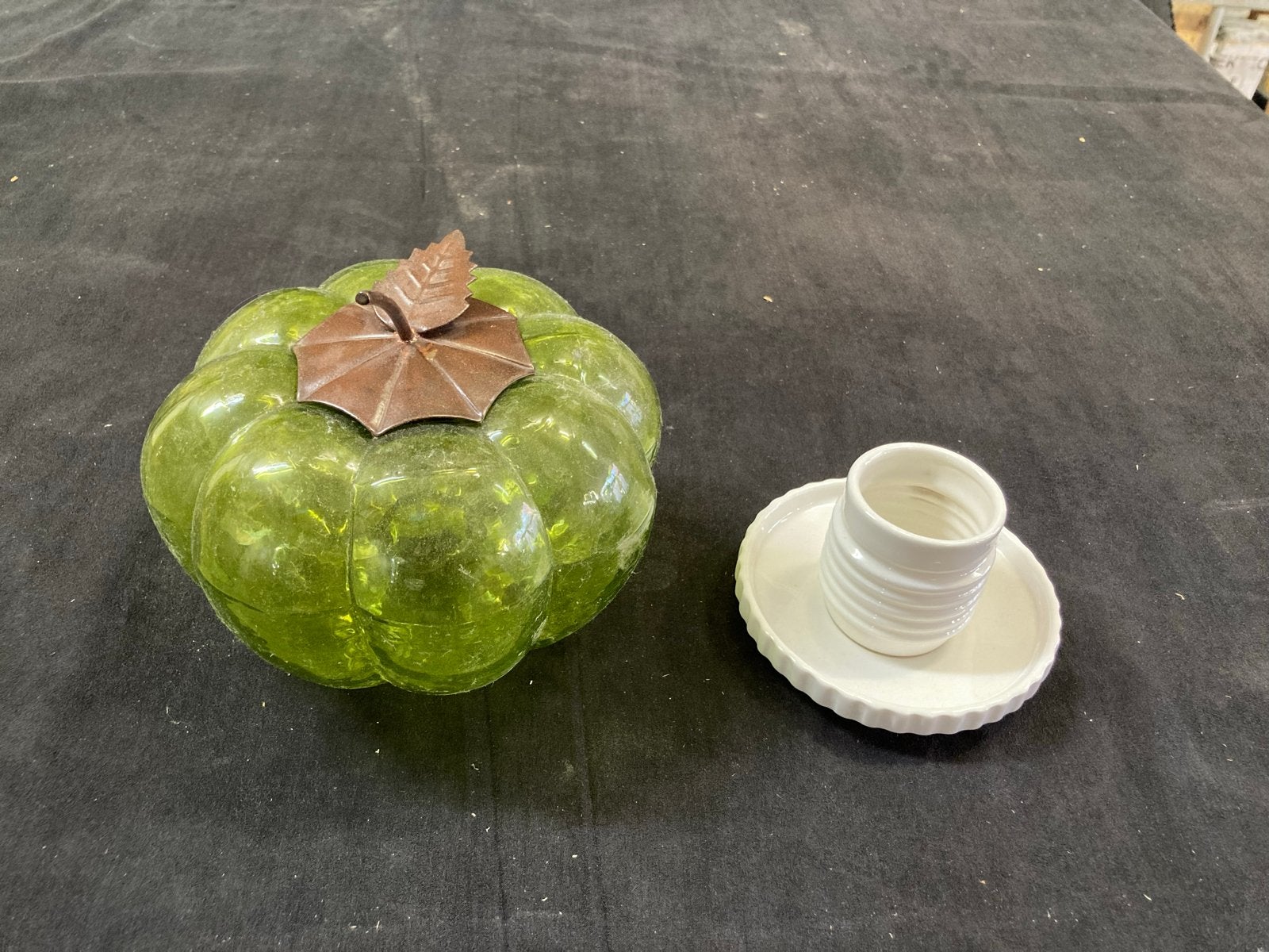 Groene glazen pompoen theelichthouder met wit schaaltje, Gebruikt, Waxinelichthouder, Ophalen of Verzenden, Glas
