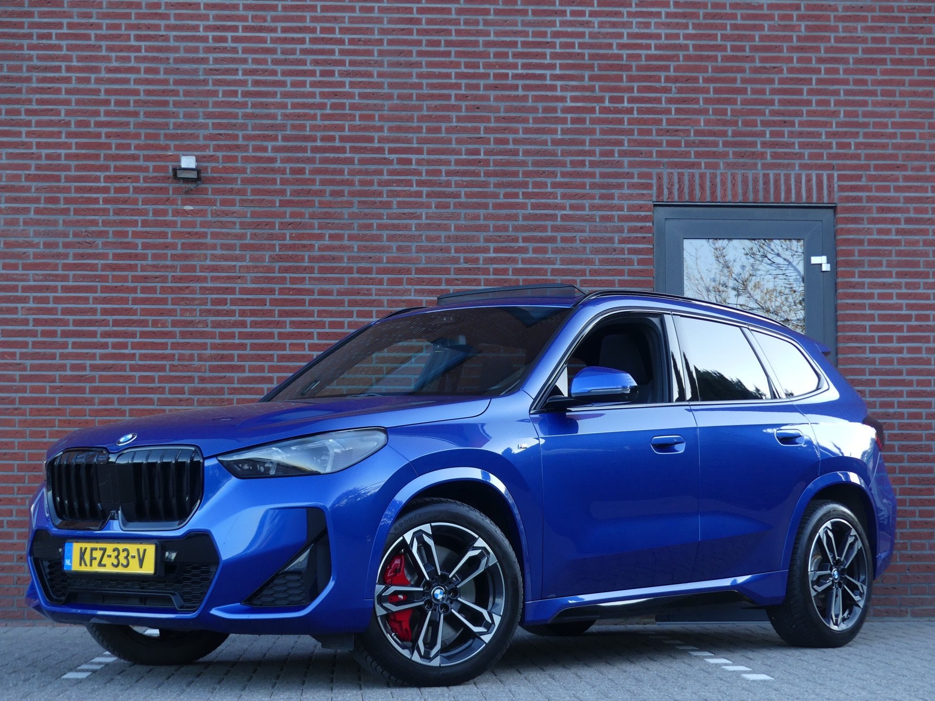 BMW X1 sDrive20i M-Sport / Panodak (bj 2024, automaat), Auto's, Dealer onderhouden, 1525 kg, 156 pk, Blauw