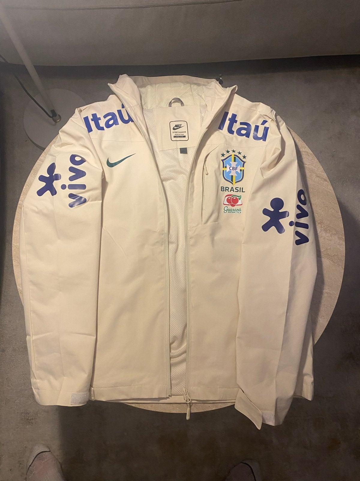 Nike Brazilië windbreaker, Kleding | Heren, Jassen | Zomer, Ophalen of Verzenden, Nieuw, Maat 46 (S) of kleiner, Beige