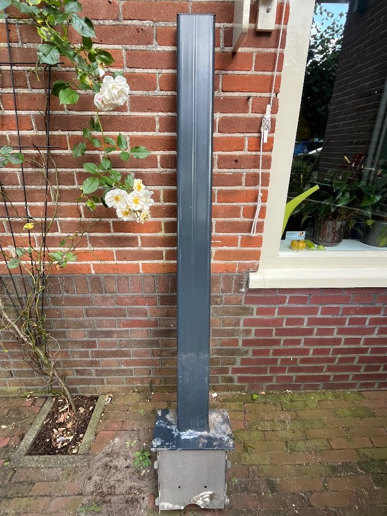 Grijze metalen paal met betonnen voet, Ophalen, Gebruikt