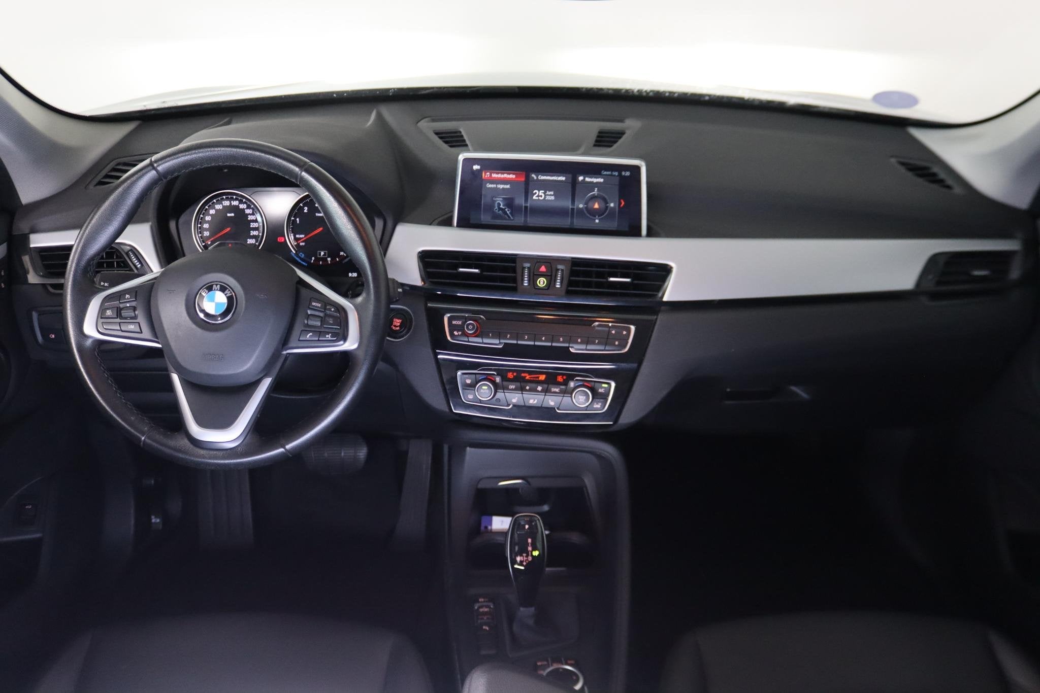 BMW X1 sDrive18i Executive LED koplampen, Navigatie, Cruise, Auto's, Gebruikt, Bedrijf, 3 cilinders, 1405 kg