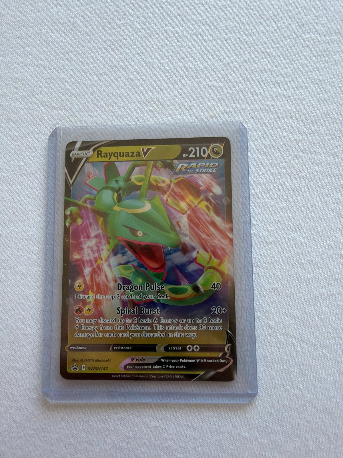 Pokémon Kaart Rayquaza V SWSH147 Rapid Strike, Ophalen of Verzenden, Zo goed als nieuw, Losse kaart